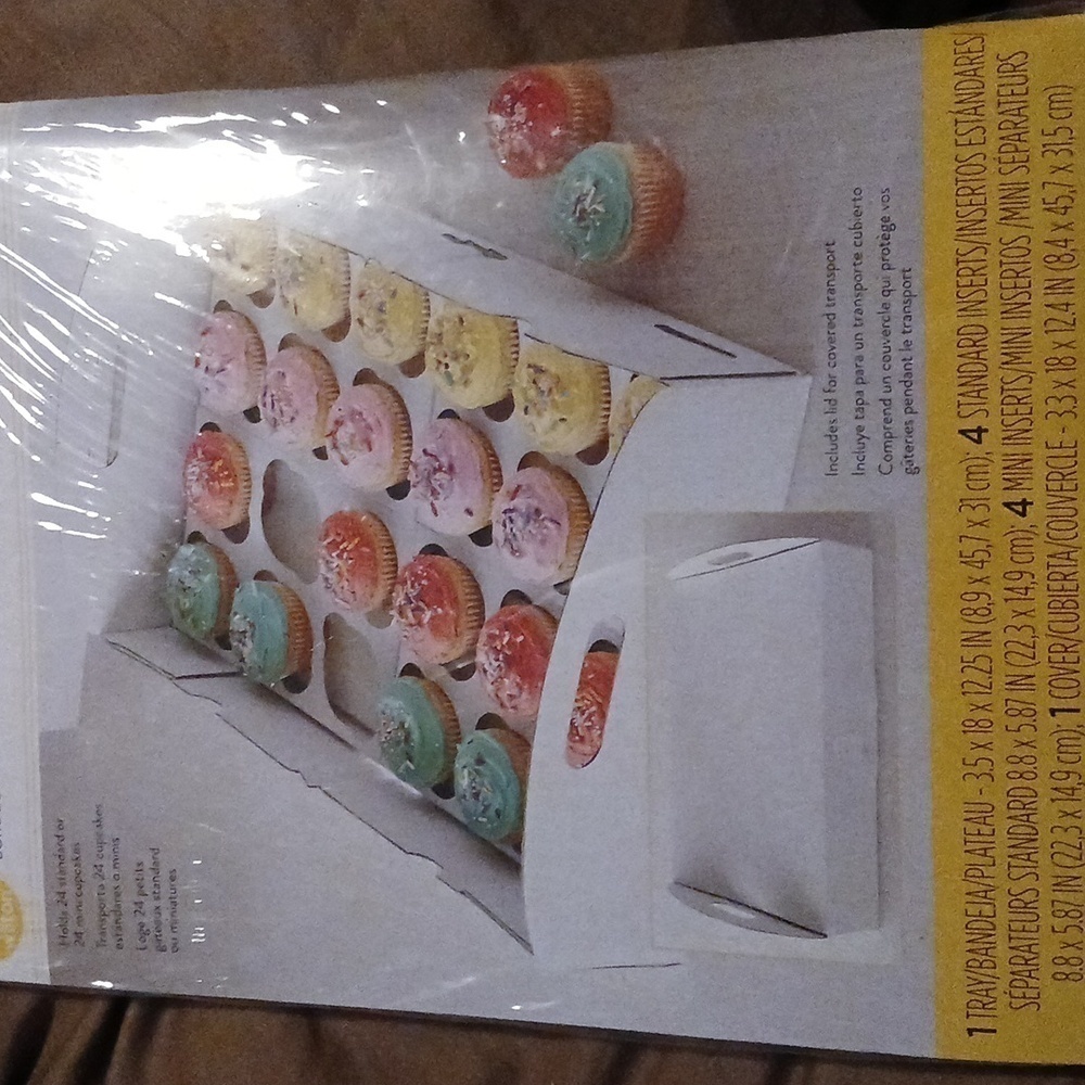 Cupcake carrier. NWT